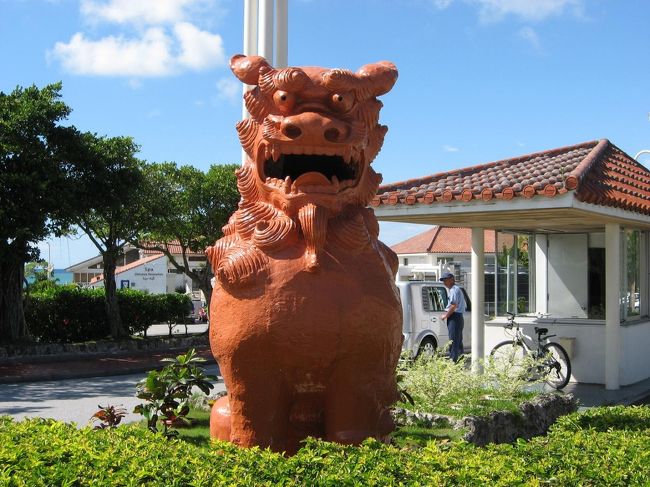 沖縄の守り神シーサーです。<br /><br />かなりビックでした。恩納ガラス工房でガラスが冷えるまでの時間前のビーチを散策しました。