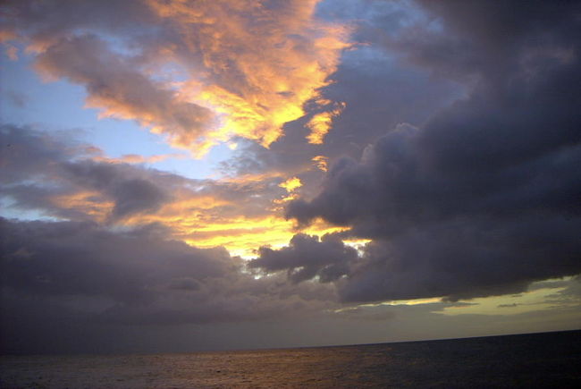 ６日目（３／１４）トレモリス、ロンダ<br /><br />地中海の日の出<br /> <br />素晴らしい地中海の夜明け。６：３０に起きて、地中海の日の出が見たく、ホテル前の海岸まで行く。まだ小雨がパラついており、日の出は無理だろうなと思っていたが、日の出の時間になってくるとだんだんと空が赤く輝いて来た。出た！！！っと。なんとか写真の様に朝焼けを見ることが出来て感動する。