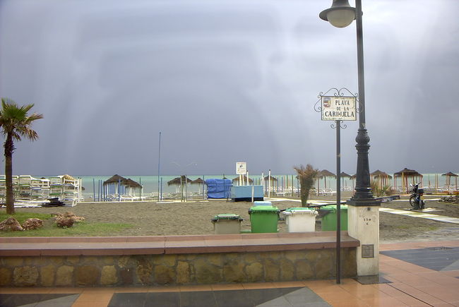 地中海　海岸通<br /> <br />午前中は自由行動なのでトレモリスを散策する。リゾート地なのでレストランやホテルが沢山並んでいる。民芸品も多く売っており、人の出も多い。またあれやこれやで買い物にいそしむ。<br />昼食も、近くのレストランでパラドール６人組みとＭＡＹＵＭＩさんと運転手のアントニーオ８人で、海の幸が沢山入った地中海料理タパスを美味しく頂く。少人数なので打ち解けて楽しい食事と成る。<br />ここから、バスで２時間ロンダへ。<br /><br />