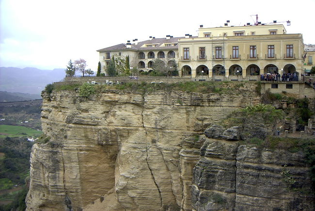 絶壁の町　ロンダ<br /> <br />山の中を行くとロンダだ。ロンダは、巨大な絶壁の上に有り、世界で最も美しい町の一つと言われている。四方を山に囲まれたロンダは、白い家、石畳の道で中世の雰囲気を今も漂わせており、壮観でロマンチックな、アンダルシアを代表する絶壁の町だ。<br />見えているのは、今日の宿泊地であるパラドール・デ・ロンダ。このパラドールは、写真の様に100mを越す絶壁を見下ろす断崖絶壁の上にある。<br />