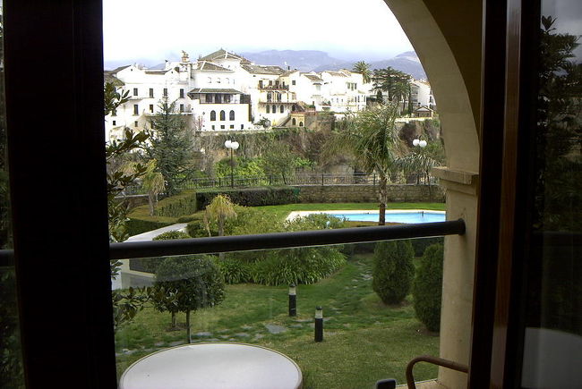 パラドール・デ・ロンダより<br /><br />先ずは、宿泊地であるパラドール・デ・ロンダへ行き荷物を解く。窓から、絶壁の上に立つ庭園が見える。