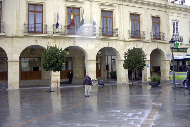 パラドール・デ・ロンダ<br /> <br />スペインでは比較的新しいパラドールで１９９４年開業したが、元は１７６１年の建造された旧市庁舎である。その割には内装はモダンで綺麗である。<br />