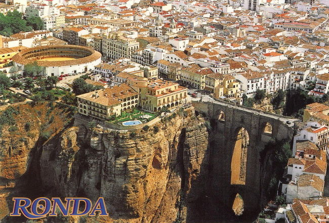 ロンダ　上空から<br /> <br />絵葉書ですが、上空から見るとこうなっている。すごいところに、パラドールが有る。<br />