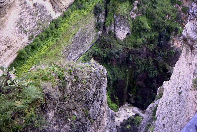 吸い込まれそう<br /> <br />パラドールからの景色も、渓谷のすばらしい眺望が広がり絶景である。１００メートルも有る渓谷の下を覗くと吸い込まれそうで怖い。<br />