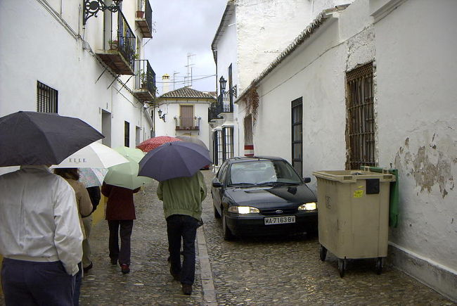 街中を散歩<br /> <br />橋を超えて旧市街を、歩いて行く。アンダルシアの白い家と石畳を傘をさしてゆっくり歩いて行く。<br /><br />