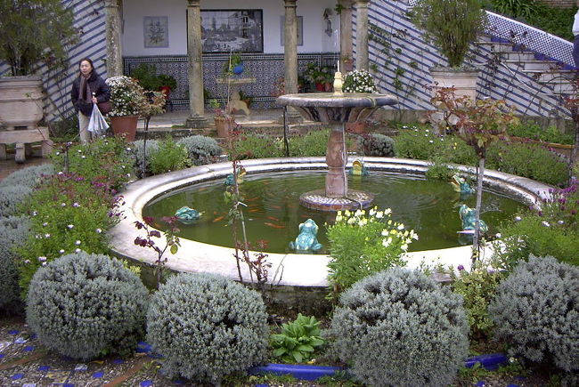 サン・ファン・ボスコ邸の庭<br /><br />サン・ファン・ボスコ邸の庭に来る。ここから、パラドールが見えると言う。ビューポイントまで行く。