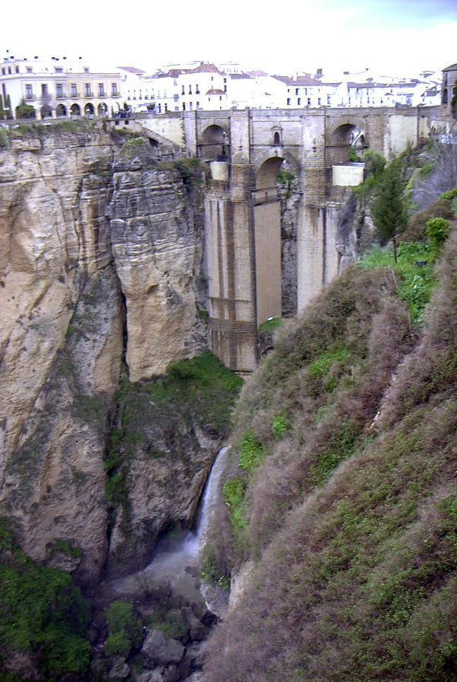 サン・ファン・ボスコ邸からの眺め<br /><br />１００メートルも有る断崖絶壁が良く見える。先ほど通った橋も、ここから見ると怖い。