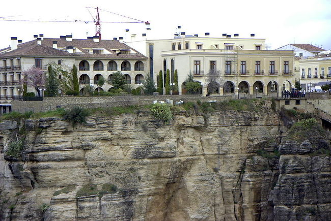 パラドールは<br /><br />断崖絶壁の縁に建っている。ここに泊まるのだけれど、大丈夫かナァ。