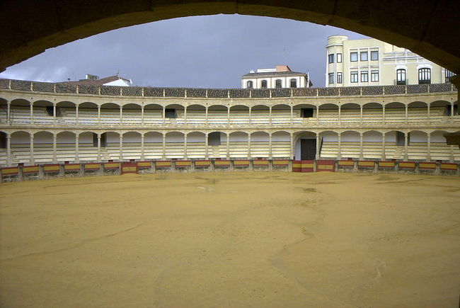ロンダの闘牛場レアル・マエストランサ<br /> <br />ロンダの闘牛場レアル・マエストランサは、１７８５年に開設され、スペイン最古の闘牛場である。丸い闘牛場は今でも季節になると闘牛が行われている。耳を澄ますとその歓声が聞こえる様である。