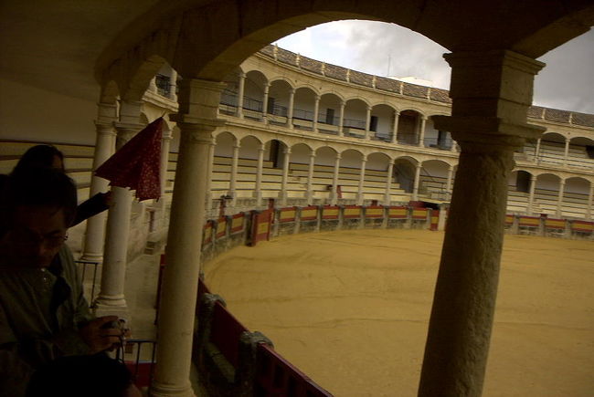 ＭＡＹＵＭＩさんは<br /><br />ＭＡＹＵＭＩさんは闘牛に詳しいのでいろいろ教えてもらう。旦那さんの事も有り思い入れも深い。ここには闘牛博物館も有り、ロンダが生んだ伝説的な英雄の衣装や写真も飾ってある。<br />