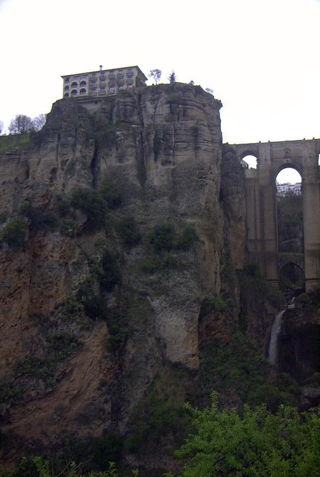 １００メートル上に<br /><br />１００メートルの断崖絶壁を下から眺める。下から見る渓谷も迫力満点である。<br />