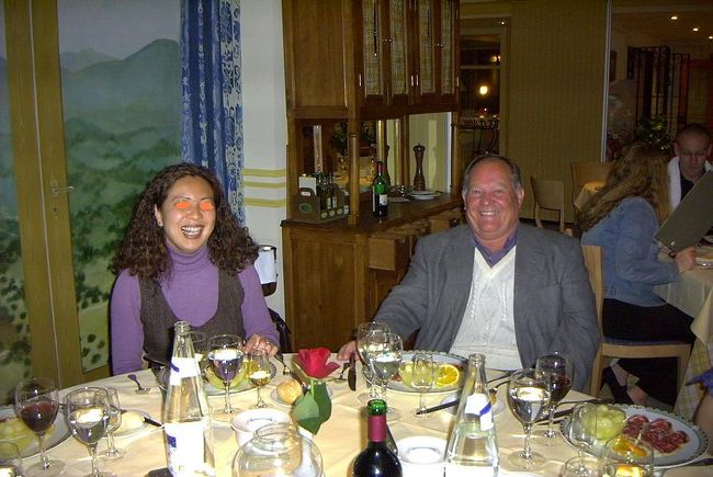 ＭＡＹＵＭＩさんと運転手<br /> <br />夕食はパラドールで運転手さんも入れて８人で生ハムの料理を美味しく頂く。ＭＡＹＵＭＩさんとは最後の晩餐なので名残惜しく１１時頃まで話が弾んだ。最後に記念写真も撮り楽しい一時だった。通常のパック旅行では考えられない経験をさせて貰った。ＭＡＹＵＭＩさんに感謝感謝。<br />（ＭＡＹＵＭＩさんは前編参照）<br />