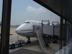 13時間35分の空の旅を終え、定刻通り成田に到着したNH009便。