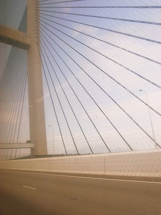 青馬大橋を渡る。<br /><br />一番最初に香港に来た時(5年前)、<br />ツアーだったので、この橋もわざわざ展望台(？)から<br />見た記憶がある。<br /><br />キレイな橋だけど、今ではどってことない橋。<br /><br />Ｅ１１のバスは空港をぐるっと周り、<br />思った以上に早く天后に到着。<br />(それでも70分かかったけど。)<br />景色見ていると、あっという間！！<br />バス停(終点)からもホテルまで目の前で、<br />すごく便利だった。<br /><br />これから、空港からはこのルートで行こう。