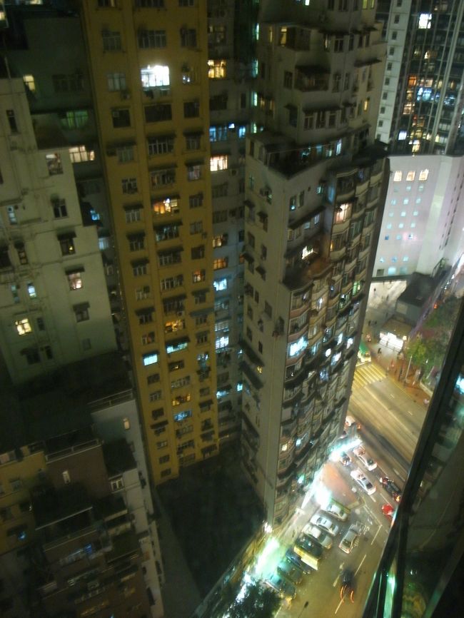 ホテルの窓からの眺め。<br />これが結構気に入っている。<br />向かいは、マンションかな？<br />(今回は21階フロアだった。)<br /><br />そんなこんなで、1日目は終了。<br />1日目から、食べ過ぎた〜。