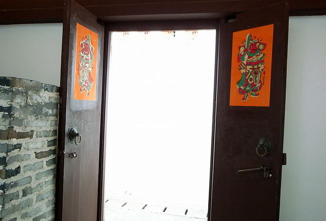 建物の中から、外を見たところ。<br /><br />こんなふうに、扉のところに、<br />神様の絵があちこちに貼ってあった。<br /><br />