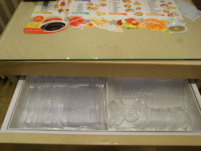 午前中の一大イベントが終了し、<br />MTRで旺角へ戻る。<br /><br />ランガム内のH&amp;Mをちらっとチェックした後、<br />ランガム前にある許留山に。<br /><br />(ランガムプレイスHP)<br />http://www.langhamplace.com.hk/<br /><br />テーブルに引き出しがあって、<br />そこにスプーンとかフォークが入っていた。<br />いろんな許留山に行ったけど、<br />こんなテーブル初めて見た。