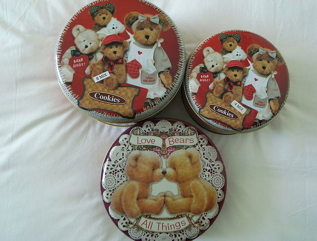 油麻地駅前にある、<br />｢Jenny　Bakery｣に初めて行ってみる。<br />http://www.jennybakery.com/<br /><br />油麻地交差点北東の現時點商場(1楼101号)内。<br />エスカレータを上がって、日本式にいうと<br />２階の左手の奥。<br /><br />ここもオタクビル風で、フィギュアとか<br />売っている店が多いんだけど、<br />閉まっているお店ばかり。<br /><br />そんな中に、いま香港で大人気のクッキー屋が<br />あるとは…。<br /><br />最初場所がわからず、うろうろしてしまった。<br />2Fを一周回ってもないのであきらめかけたら、<br />エスカレーター前のお店の番号が109だったので、<br />101を探したら、隅っこの一番奥にあった。<br />本当に小さなお店で、びっくりした！<br /><br />お店にはカウンターしかなく、<br />カウンターに缶のサンプルと、<br />入っているクッキーの写真があった。<br /><br />クッキーミックス8種類(写真左上)と、<br />クッキーミックス4種類(写真右上)、<br />それと人気で手に入りづらいという<br />パイナップルロールがまだあったので、購入。<br />お、重い…。<br /><br />クッキーミックスは、友達へのお土産。<br /><br />この缶のデザインは、しょっちゅう変わるらしい。<br />(テディベア柄で。)<br />