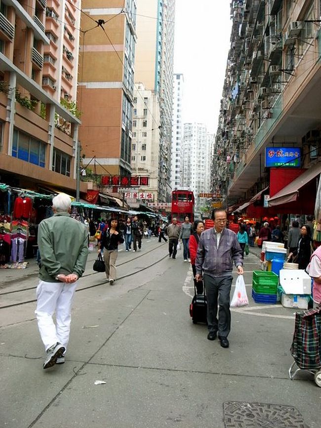 北角名物、お店ぎりぎりのところを走るトラム。<br /><br />何度か北角には来ているのに、<br />これは初めて見た。