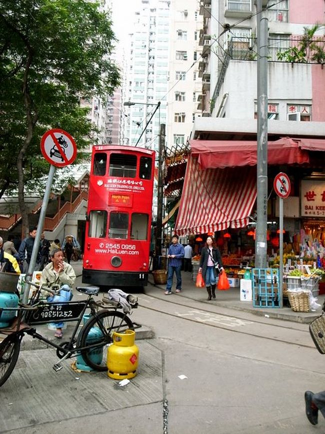 ひさしギリギリのところを走っていった。<br /><br />トラムの警笛、結構好き♪