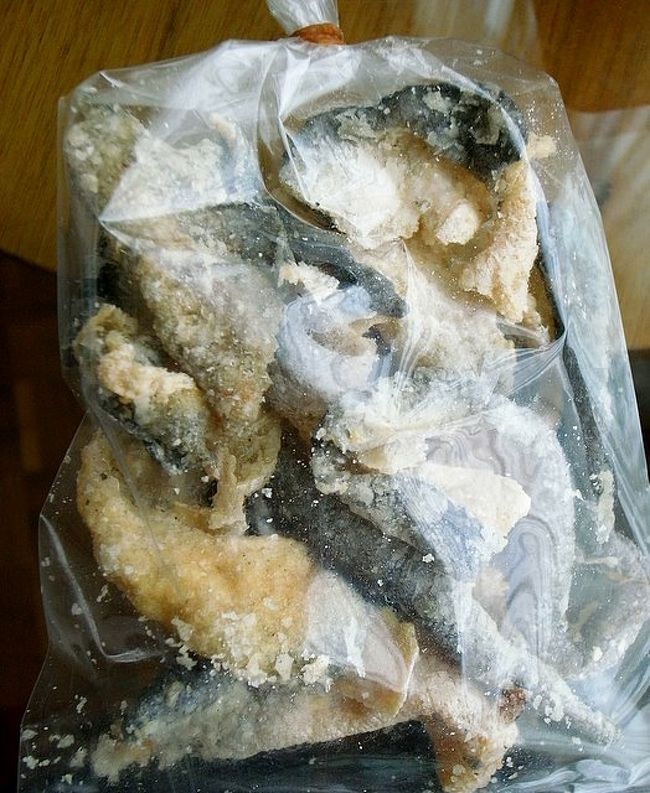 前日、車仔麺の店でトッピングした、<br />揚げた魚の皮が、上の写真のお店に売っていたので、<br />｢これって店じゃなくても買えるんだ〜｣と<br />思いつつ購入。<br /><br />小さいサイズで５ドル。(といっても十分な量)。<br />安っ！<br /><br />全然生臭くなく、<br />さくさくしていておいしい！<br />コラーゲンもたっぷりらしい。<br /><br />お粥とかに入れてもいいかも。<br /><br />私は日本に持ち帰って、<br />パスタに入れて食べた♪