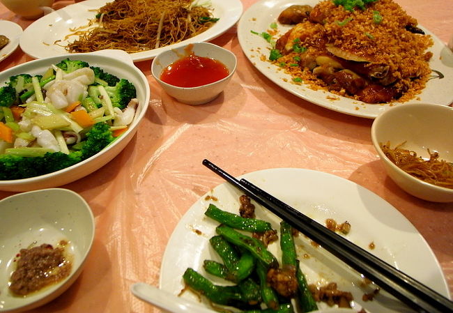 四季豆以外の頼んだ料理全部に、<br />別皿のソースが付いてきた。<br /><br />焼きそばにはぴりっと辛いソース、<br />鶏には、甘いケチャップ風、<br />イカには蝦醤。<br /><br />こういう心遣いがうれしい。