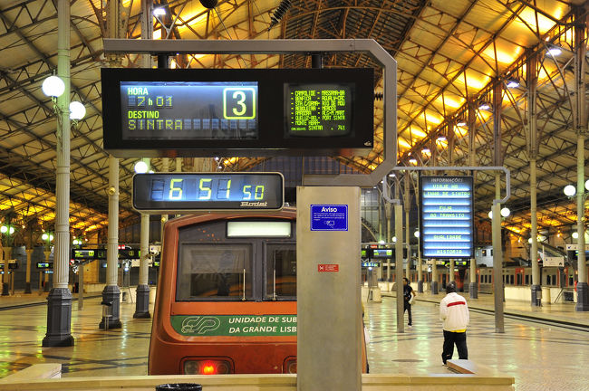 これは朝撮ったものですが、そのサン・ベント駅の改札口とホームです。<br />改札口は機械式です。<br /><br />あと１０分ほどでシントラ行きの電車が出ます。<br />