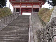 湯浅で金山時味噌を買ってから道成寺に来ました。
参道前に有料駐車場がありますが、お寺の裏手に無料の駐車場もあります。