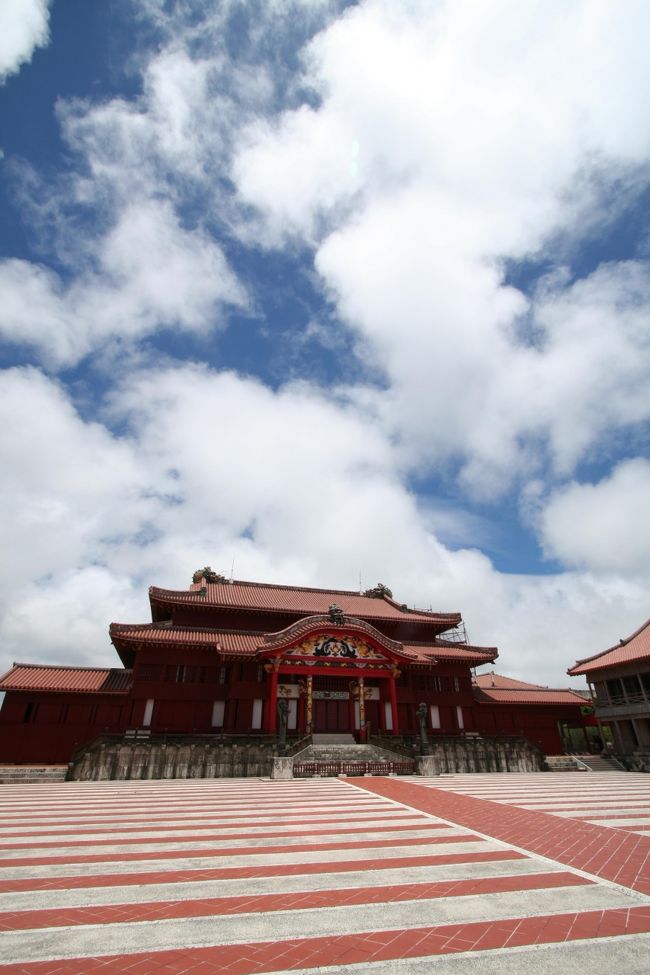 青い空と首里城はとても美しいです。