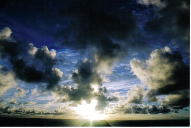 雲が結構かかっていて、苦労して行ったはいいが、見れないかもと心配でしたが、日頃の行いが良いのか（？）、<br />地平線は丁度雲がなく、世界最初の太陽を見ることができました。