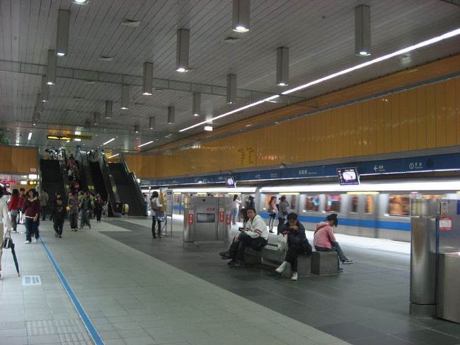 駅のプラットフォームはこんな感じで広くて、行き先も分りやすく表示されています。