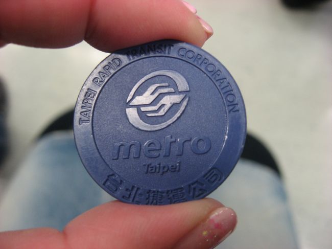 切符がこのコインなんです。プラスチックかな。<br />日本もこんな感じで再利用できるものにすればいいのに。