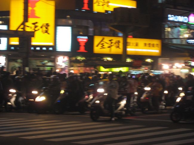 士林夜市へ向かう途中に見たバイクの集団<br /><br />注：暴走族ではありません。