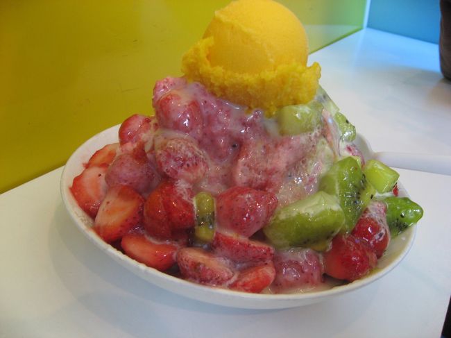 とりあえず欲張りに全種類のっている贅沢なカキ氷に。<br />友達と２人で分けて、ちょうどいい大きさかな。<br />甘くてとっても美味しい♪