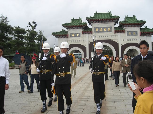衛兵の交替式に間に合うように到着♪<br />すごい人だかり〜