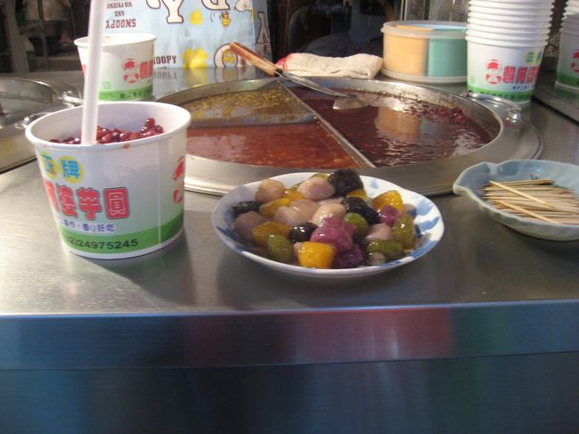 このカラフルな餅みたいなものが有名らしく、食べてみました。<br />白玉とも違うし、不思議な感じ。<br />でも、嫌いじゃない。<br />美味しいような？<br />味がないような？