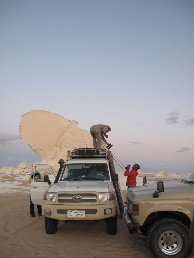 白砂漠到着<br />陽が落ち切る前に着いて良かった<br />（だって街灯とかないしね）<br /><br />そそくさとテントの準備を開始