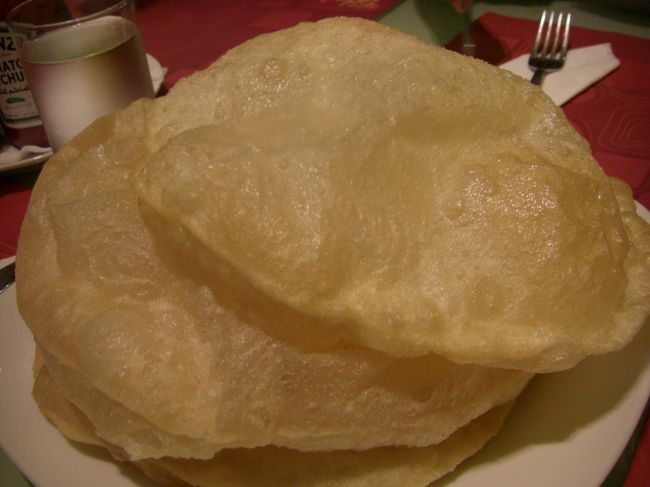 ついてくるパン。<br />中は空洞でシューっと縮む。