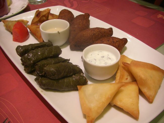 惣菜たち。<br />中にチーズが入っているものや、マハシというエジプト料理（葉が巻いてあるもの。翌日、作成した）とか。<br />