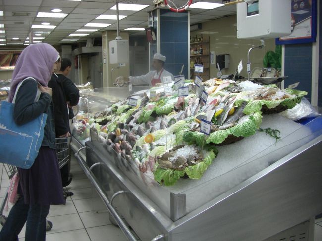 ディナー後、近くのスーパーへ。<br />魚がずらりん。
