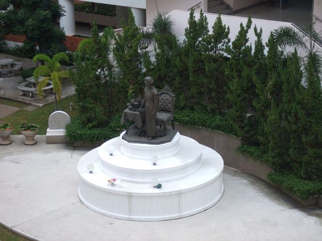 マハサラカム大学の看護学部の中庭にある、国王のお母様の像。大学は王立大学で看護学部に博士課程があります。国王のお母様が看護師だったので、看護師の地位は高く皆誇りを持って働いています。