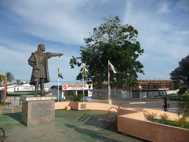 途中で国旗に囲まれたブロンズ像に遭遇。<br /><br />ポルトガル人のペドロ・アルヴァス・カブラール。<br />ブラジルは彼が発見したらしい。