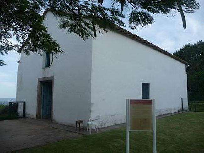 ノッサセニョーラ・ド・ロザーリオ・ドス・<br />ジェスィタス教会。<br />広場の片隅にひっそりと建っている。