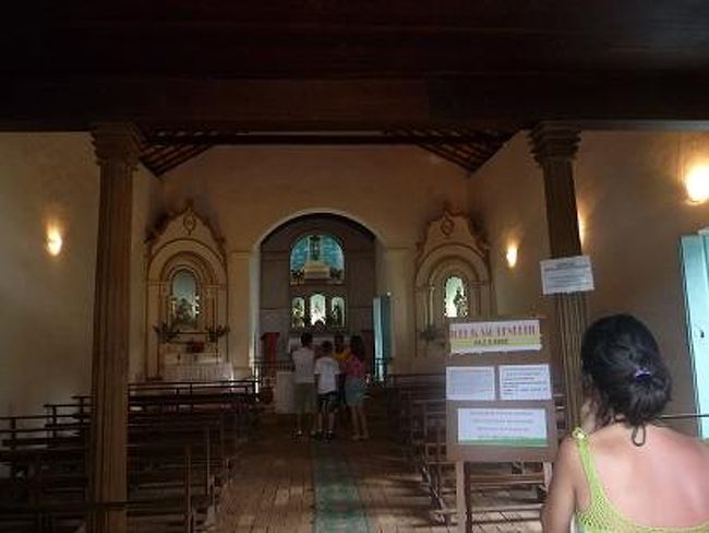 外観と同じく、内部も簡素で落ち着いた造り。