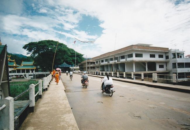 いよいよタイからミャンマーへ。<br />国境のサーイ川にかかる橋を渡ります。