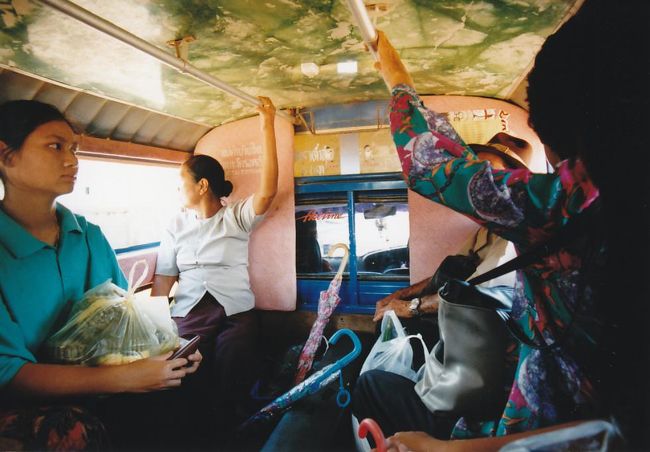 満席の乗合バスへ