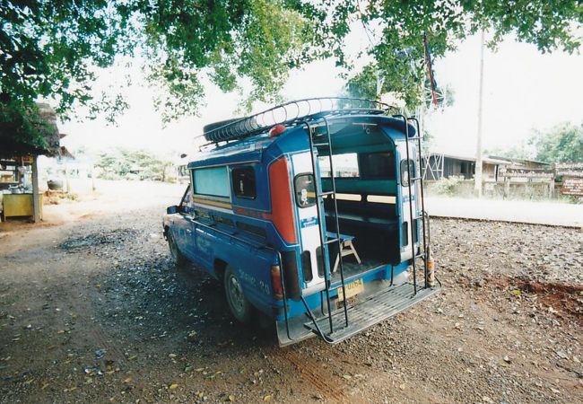 途中で乗り換え。<br />人気のない村での乗り換え・・・。<br />いるのはニワトリだけ。<br /><br />しばらくするとこの乗合バスがやってきました。<br />もちろん乗客は私だけ。