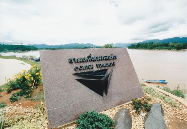 ゴールデントライアングルを意味する記念碑。