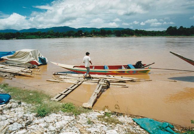 ボートで散策することに。