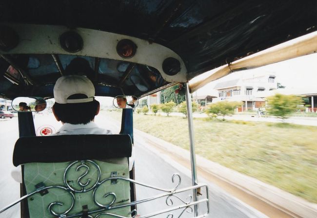 バスターミナルから空港へはトゥクトゥクで。
